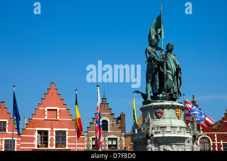 Statue des Volkshelden Jan Breydel und Pieter de Coninck auf dem Grote Markt, Marktplatz in der historischen Stätte von Brügge Stockfoto