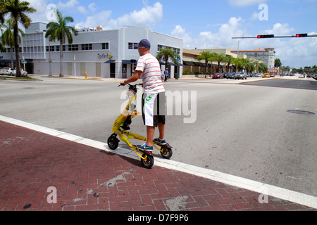 Miami Beach Florida, Alton Road, Tribred von Trikke, Elektrofahrzeug, gemietet, Vermietung, Hispanic Latino ethnische Einwanderer Minderheit, Mann Männer mal Stockfoto