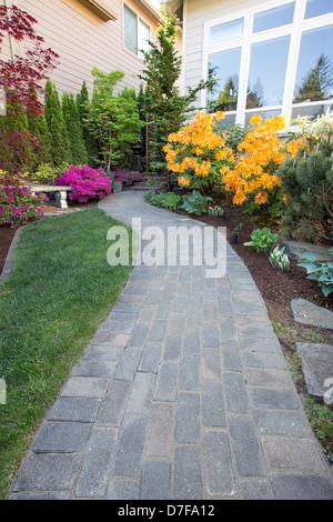 Garten Backstein Fertiger Weg Gehweg mit grünem Rasen und Landschaftsbau Pflanzen Stockfoto