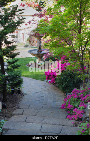 Ziegel Fertiger Pfad und Schritte zur Front Yard Garten und Brunnen Stockfoto