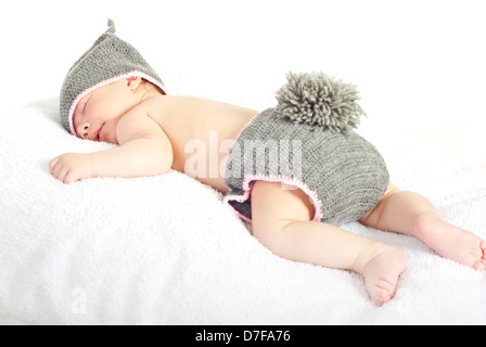 Schlafenden Neugeborenen Baby in gestrickten Bunny Kostüm isoliert auf weißem Hintergrund Stockfoto