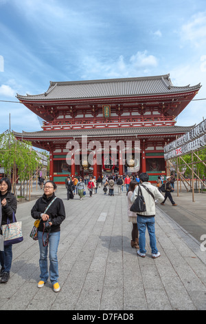 Die Hozomon "Schatzkammer Gate" vor Innenhof mit massiven Papierlaterne in Senso-Ji in Asakusa, Tokio. Stockfoto