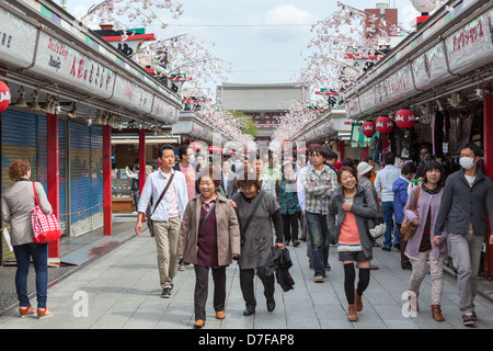 Menschen strömen am Nakamise Dori einer Straße mit Geschäften und Läden, Sensoji Tempel, Asakusa, Tokyo, Japan Stockfoto