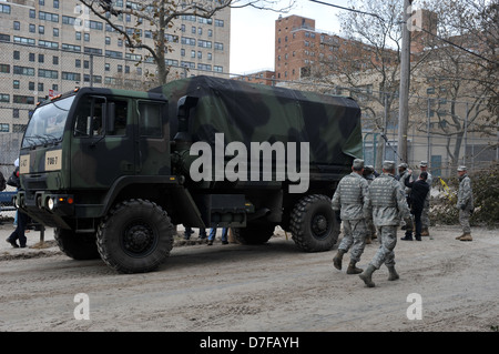 BROOKLYN, NY - 01. NOVEMBER: US-Armee hilft Völker auf der Seagate-Nachbarschaft mit Wasser und Nahrung Stockfoto