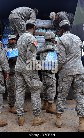 BROOKLYN, NY - 01. NOVEMBER: US-Armee hilft Menschen mit Wasser und Nahrung aufgrund von Hurrikan Sandy Auswirkungen auf Stockfoto