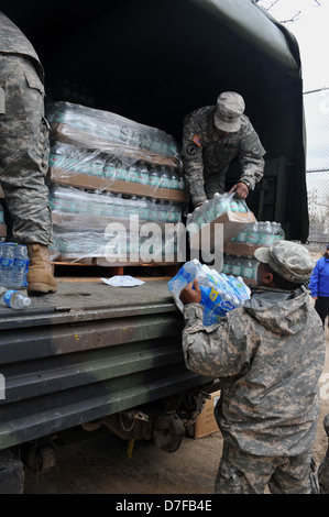 BROOKLYN, NY - 01. NOVEMBER: US-Armee hilft Menschen mit Wasser und Nahrung aufgrund von Hurrikan Sandy Auswirkungen auf Stockfoto