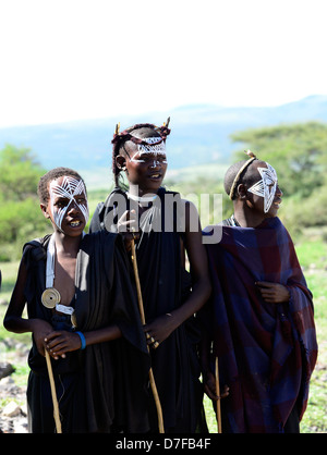 Junge Maasai-Krieger im Norden Tansanias. Stockfoto