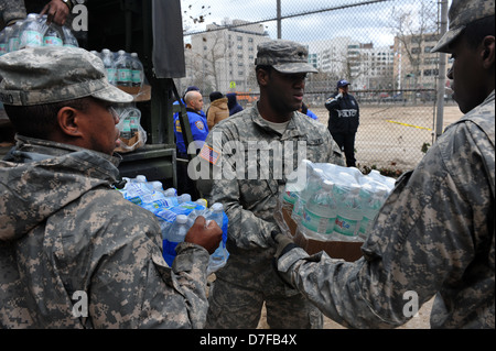 BROOKLYN, NY - 01. NOVEMBER: US-Armee hilft Menschen mit Wasser und Nahrung aufgrund von Hurrikan Sandy Auswirkungen auf Stockfoto