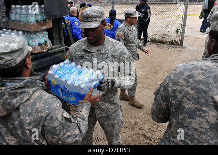 BROOKLYN, NY - 01. NOVEMBER: US-Armee hilft Menschen mit Wasser und Nahrung aufgrund von Hurrikan Sandy Auswirkungen auf Stockfoto