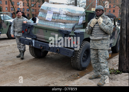 BROOKLYN, NY - 01. NOVEMBER: US-Armee hilft Menschen mit Wasser und Nahrung aufgrund von Hurrikan Sandy Auswirkungen auf Stockfoto