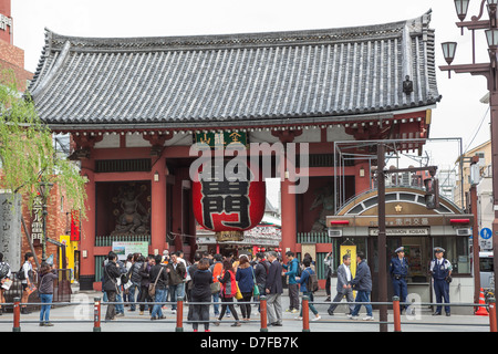 Menschen sind vor Eingang in Senso-Ij-Schrein ist der Kaminarimon Tor mit großen roten Papierlaterne in Gruppe, Tokyo, Japan Stockfoto