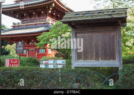 Kan'ei-Ji (Kaneiji) ist original fünfgeschossige Pagode mit japanischen Inschrift an Bord im Ueno Park, Tokio, Japan. Stockfoto