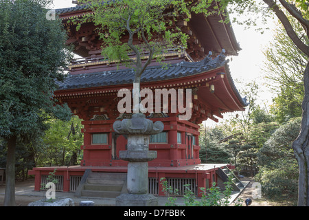 Kan'ei-Ji (Kaneiji) ist original fünfgeschossige Pagode mit Garten im Ueno-Park, Tokio, Japan. Stockfoto