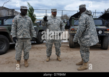 BROOKLYN, NY - 01. NOVEMBER: US-Armee hilft Menschen mit Wasser und Nahrung aufgrund von Hurrikan Sandy Auswirkungen auf Stockfoto