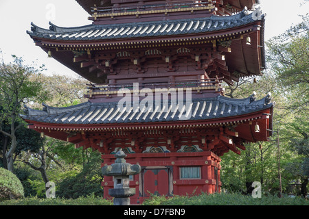 Kan'ei-Ji (Kaneiji) ist original fünfgeschossige Pagode in Ueno-Park, Tokio, Japan. Holzdächer auf jeder Etage Stockfoto