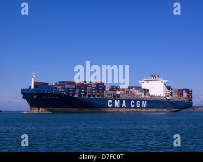 Eine massive container Schiff in den Hafen von Koper in Slowenien Stockfoto