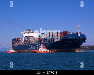 Eine massive container Schiff in den Hafen von Koper in Slowenien Stockfoto