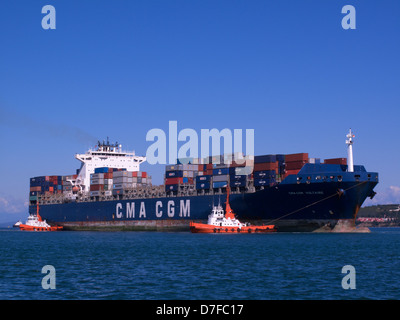 Eine massive container Schiff in den Hafen von Koper in Slowenien Stockfoto