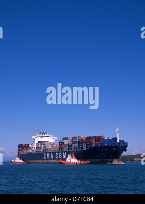 Eine massive container Schiff in den Hafen von Koper in Slowenien Stockfoto