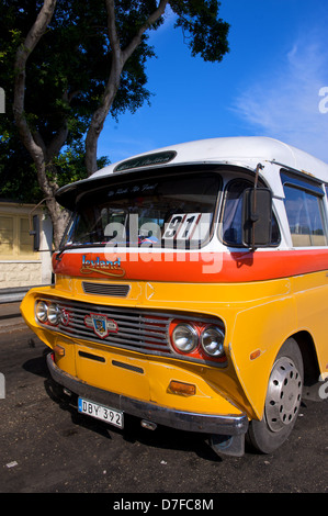 Mehrfarbig, Oldtimer Busse auf der Insel Malta, sehen Sie hier in der Hauptstadt Valletta Stockfoto