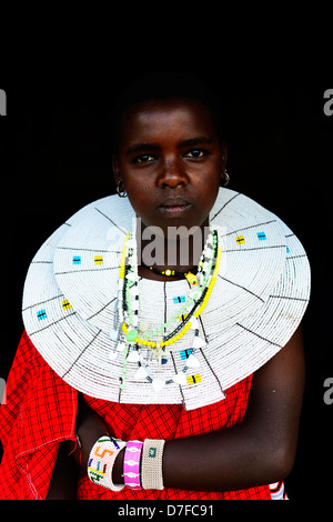 Eine junge Massaifrau trägt traditionelle Massai Perlen Halskette. Stockfoto