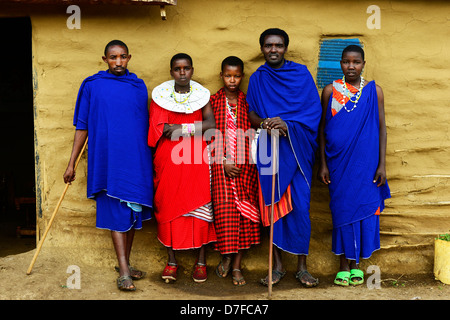 Eine Gruppe von jungen Massai im Norden von Tansania. Stockfoto