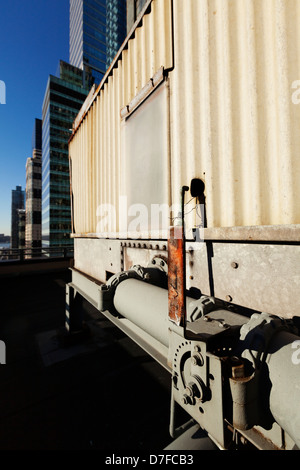 Ein Niveau, das ' Solarplexus ' steuert installiert zwischen Metallrohre Teil ein Outdoor-industrielle HLK-Klimaanlage-System. In der Zeitmessung Stockfoto