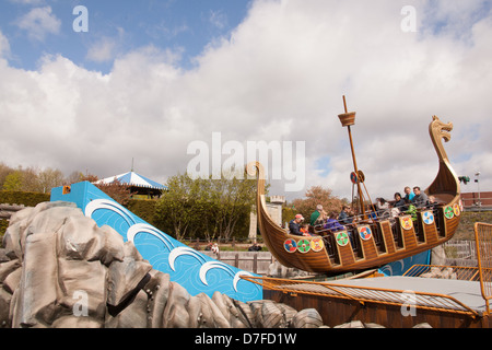 Longboat Invader ride in Legoland Windsor, London, England, Vereinigtes Königreich. Stockfoto
