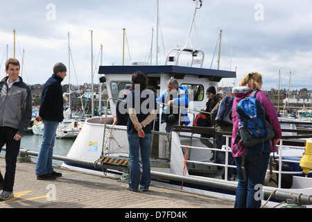 Leute aussteigen aus The kann Prinzessin in Anstruther in Fife Schottland nach einem Tagesausflug auf der Isle of May Stockfoto