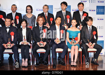 Akira Kobayashi, Sakura Ando, Tori Matsuzaka, Takao Osawa, Emi Takei, Sho Aoyagi, 2. Mai 2013: Tokio, Japan: (Front L-R) Akteure Akira Kobayashi, Sakura Ando, Tori Matsuzaka, Takao Osawa, Emi Takei und Sho Aoyagi besuchen die Preisverleihung des "Japan Film Critics award" in Tokio, Japan, auf 2. Mai 2013. (Foto: AFLO) Stockfoto