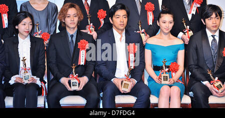 Sakura Ando, Tori Matsuzaka, Takao Osawa, Emi Takei, Sho Aoyagi, 2. Mai 2013: Tokio, Japan: (L-R) Actors Sakura Ando, Tori Matsuzaka, Takao Osawa, Emi Takei und Sho Aoyagi die Preisverleihung des "Japan Film Critics award" in Tokio, Japan, auf 2. Mai 2013 teilnehmen. (Foto: AFLO) Stockfoto