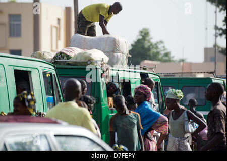 Lokale Leute schlendern über einen Markt in Bamako, der Hauptstadt von Mali, 6. Mai 2013. Foto: Maurizio Gambarini Stockfoto