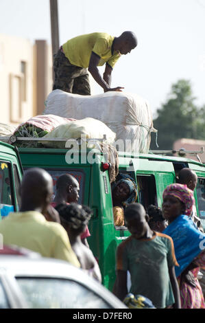 Lokale Leute schlendern über einen Markt in Bamako, der Hauptstadt von Mali, 6. Mai 2013. Foto: Maurizio Gambarini Stockfoto