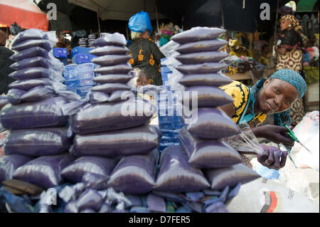 Lokale Leute schlendern über einen Markt in Bamako, der Hauptstadt von Mali, 6. Mai 2013. Foto: Maurizio Gambarini Stockfoto