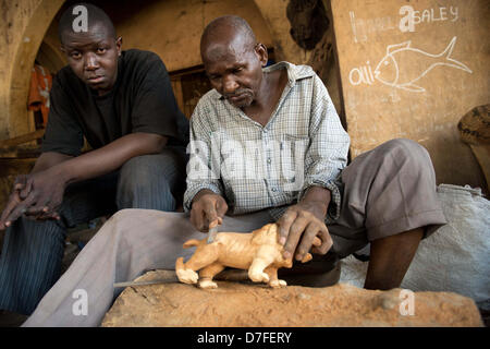 Ein lokaler Handwerker schnitzt Holz auf einem Markt in Bamako, der Hauptstadt von Mali, 6. Mai 2013. Foto: Maurizio Gambarini Stockfoto