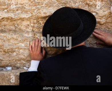 Eine orthodoxe jüdische senior woman gedrückt im Gebet vor der Klagemauer in der Jerusalemer Altstadt. Stockfoto