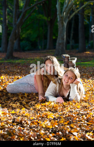 Zwei junge Mädchen im Teenageralter genießen einen schönen Herbsttag im park Stockfoto