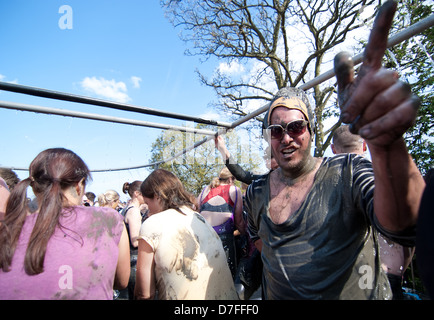 Mann verkleidet als Elvis Presley sich aus nach dem 2013-Schlamm-Rennen reinigt. Stockfoto