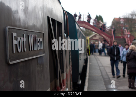 North Yorkshire Moors Railway Zug "Fort William" am Bahnhof Goathland Stockfoto