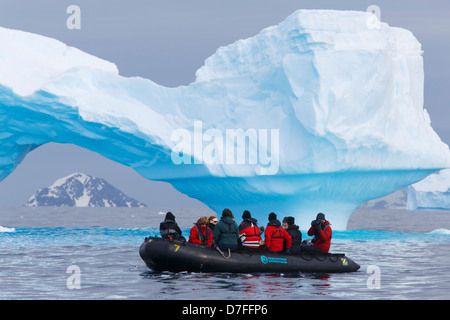 Besucher Zodiak in Cierva Bucht, Antarktis Kreuzfahrt. Stockfoto