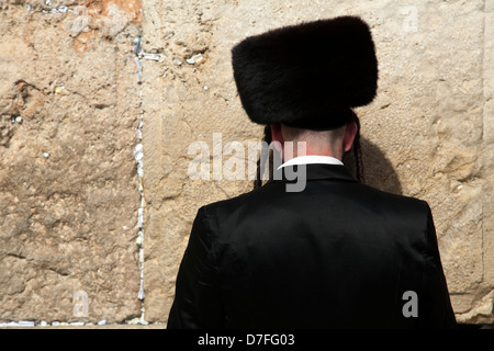 Eine orthodoxe jüdische senior woman gedrückt im Gebet vor der Klagemauer in der Jerusalemer Altstadt. Stockfoto