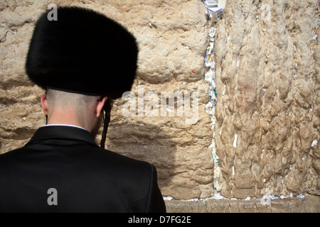 Eine orthodoxe jüdische senior woman gedrückt im Gebet vor der Klagemauer in der Jerusalemer Altstadt. Stockfoto