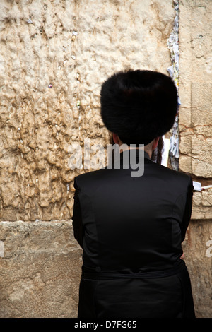 Ein orthodoxer Jude gedrückt im Gebet vor der Klagemauer in der Jerusalemer Altstadt. Stockfoto