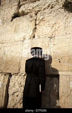 Ein orthodoxer Jude gedrückt im Gebet vor der Klagemauer in der Jerusalemer Altstadt. Stockfoto