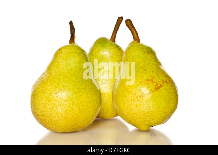 einige reife Birnen auf weißem Hintergrund Stockfoto