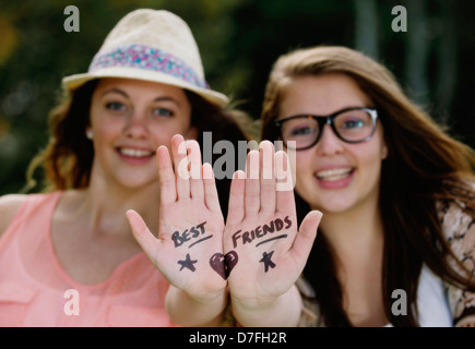 Zwei teenage Freundinnen teilen Zeit miteinander Stockfoto