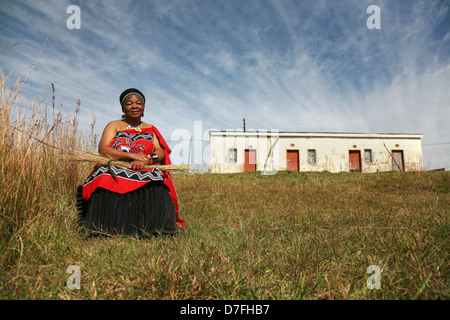 Afrikanerin Standortwahl in einem Feld tragen traditionelle Kleidung. Stockfoto