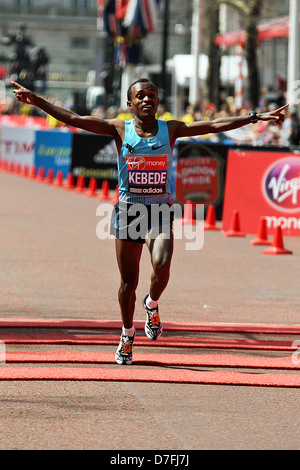 Tsegaye Kebede Wordofa von Äthiopien feiert nach dem Sieg der Herren 2013 Virgin London-Marathon Stockfoto