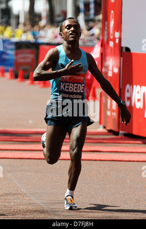 Tsegaye Kebede Wordofa von Äthiopien feiert nach dem Sieg der Herren 2013 Virgin London-Marathon Stockfoto