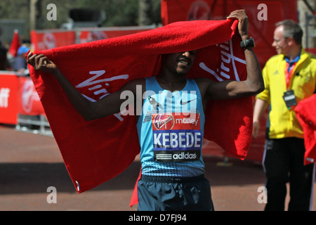 Tsegaye Kebede Wordofa von Äthiopien feiert nach dem Sieg der Herren 2013 Virgin London-Marathon Stockfoto